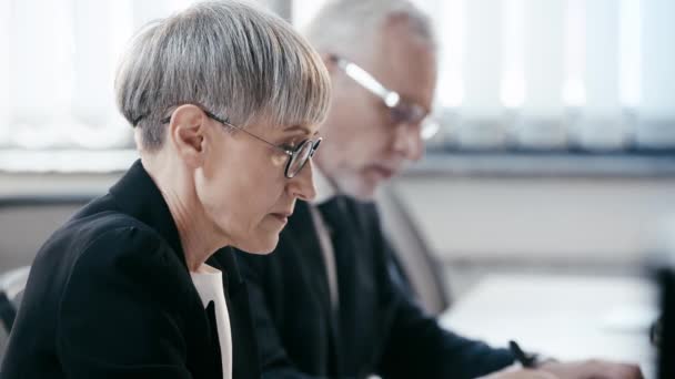 Selektiver Fokus Der Geschäftsfrau Die Der Nähe Des Mannes Arbeitet — Stockvideo