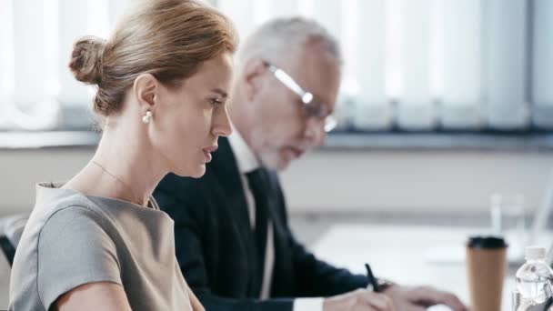 Selektiver Fokus Der Schönen Geschäftsfrau Die Während Ihrer Arbeit Büro — Stockvideo