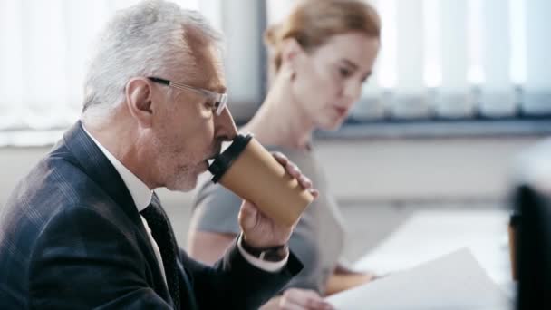 Selectieve Focus Van Bebaarde Man Glazen Nemen Papier Beker Koffie — Stockvideo