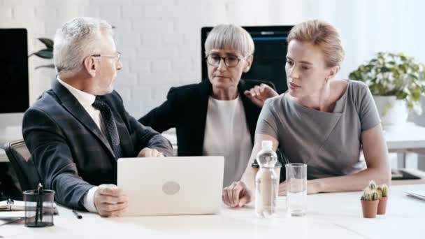 Hombre Negocios Usando Ordenador Portátil Hablando Con Las Mujeres Sonriendo — Vídeos de Stock