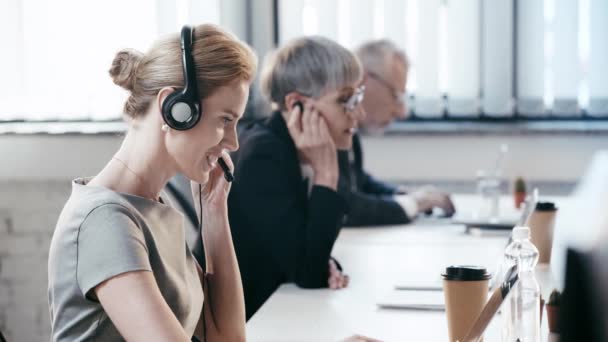 Ofiste Arkadaşlarının Yanında Çalışırken Teleişçi Konuşma Seçici Odak — Stok video