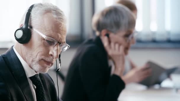 Enfoque Selectivo Teletrabajo Auriculares Hablando Cerca Compañeros Trabajo Sonriendo Mirando — Vídeo de stock