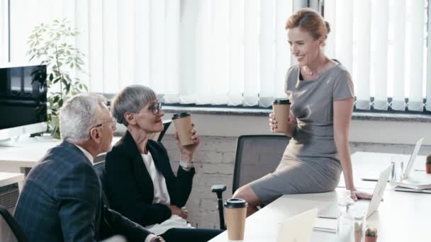 Geschäftsfrau Sitzt Tisch Und Spricht Mit Mitarbeitern Die Lächeln Gestikulieren — Stockvideo