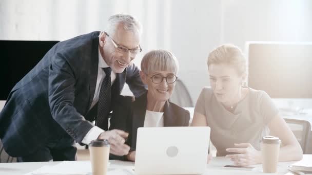 Collègues Heureux Gesticuler Regarder Ordinateur Portable Tout Parlant Sur Bureau — Video