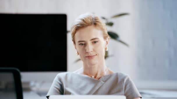 Feliz Mujer Negocios Ropa Formal Sonriendo Mirando Cámara Oficina — Vídeo de stock