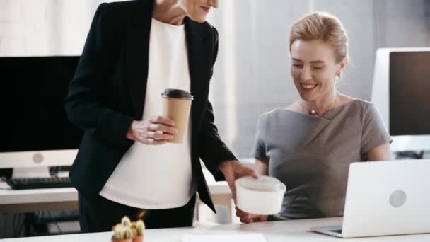 Bijgesneden Beeld Van Vrouw Putting Plastic Container Papier Cup Tafel — Stockvideo