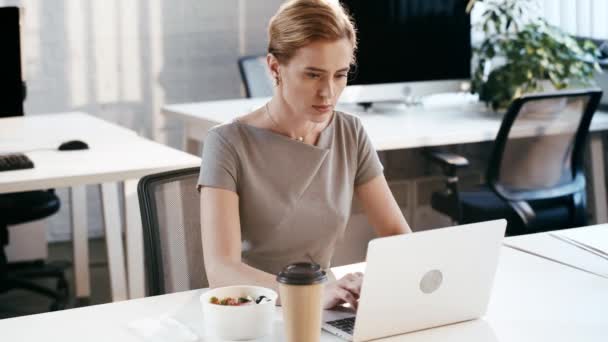 Attraktive Geschäftsfrau Benutzt Laptop Und Trinkt Kaffee Die Nähe Von — Stockvideo