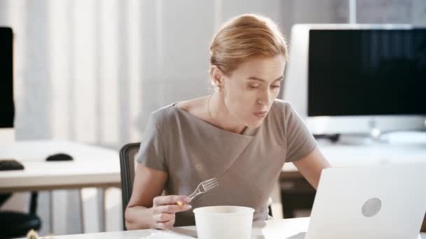 Hermosa Mujer Negocios Usando Ordenador Portátil Tomando Tenedor Plástico Comer — Vídeos de Stock