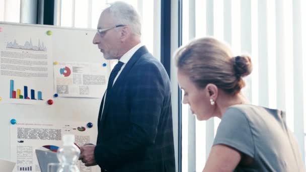 Selective Focus Handsome Bearded Man Holding Marker Pen Flipchart Gesturing — Stock Video