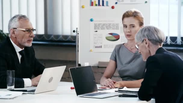 Gelukkige Zakenvrouw Glimlachend Gebaren Tijdens Het Praten Met Collega Office — Stockvideo