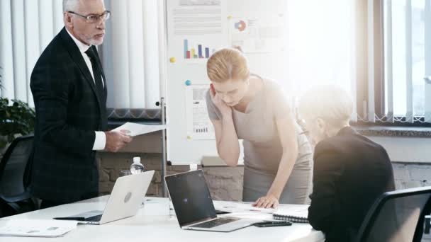 Zakenvrouw Staande Buurt Van Tafel Met Documenten Collega Office — Stockvideo