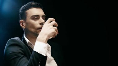 viski ve duman ile siyah üzerinde içme cam bakarak dalgın işadamı