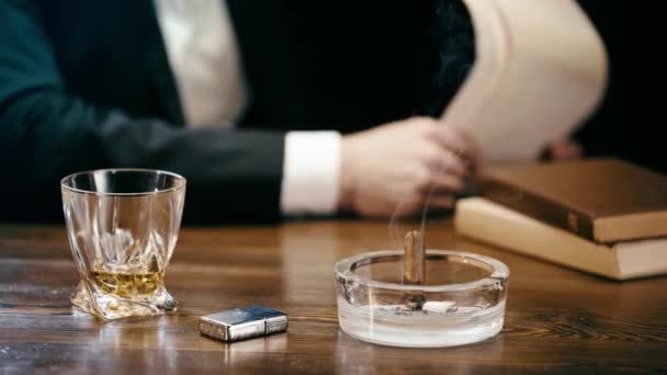 Vista Parcial Del Hombre Negocios Sentado Mesa Con Cigarro Cenicero — Vídeos de Stock