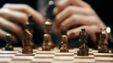 daha hafif tutarak ve satranç oynarken işadamı kırpılmış görünümü