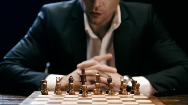 Teilansicht Eines Geschäftsmannes Der Tisch Sitzt Und Schach Spielt — Stockvideo