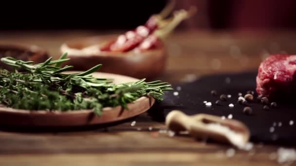 Romero Cayendo Filete Carne Cruda Mesa Con Ingredientes — Vídeo de stock