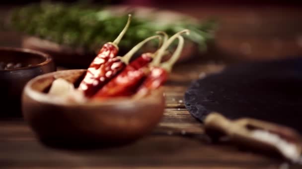 Queda Sal Bife Carne Crua Mesa Com Ingredientes — Vídeo de Stock
