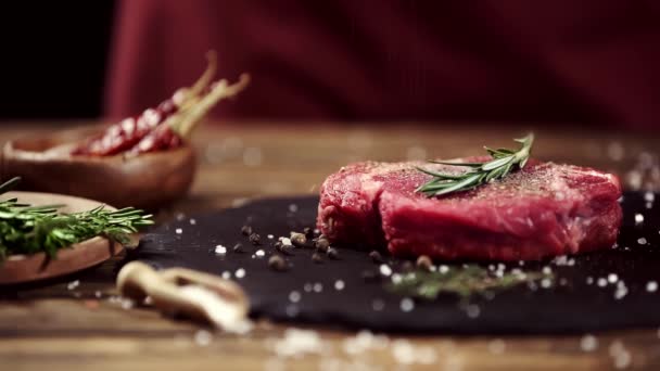 Spezie Cadenti Carne Cruda Bistecca Sul Tavolo Con Ingredienti — Video Stock