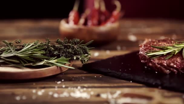 Падая Соль Вкусный Мясной Стейк Стол Ингредиентами — стоковое видео