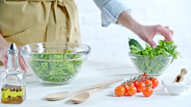 Vista Cortada Mulher Colocando Arugula Salada Legumes Perto Ingredientes Mesa — Vídeo de Stock