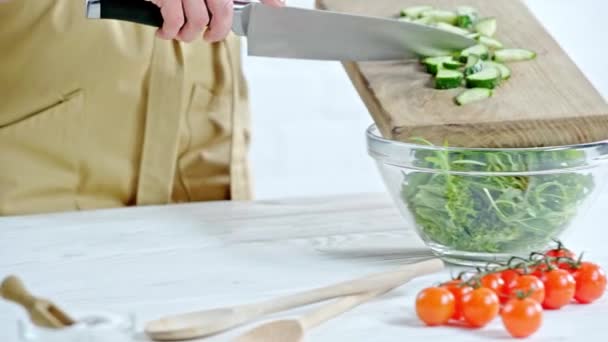 Vista Cortada Mulher Que Põe Pepinos Salada Vegetal Perto Ingredientes — Vídeo de Stock