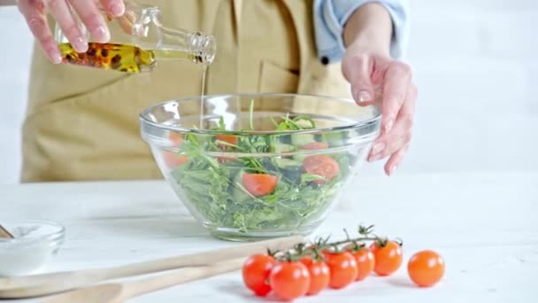 Vista Recortada Mujer Vertiendo Aceite Oliva Ensalada Vegetal Cerca Los — Vídeo de stock