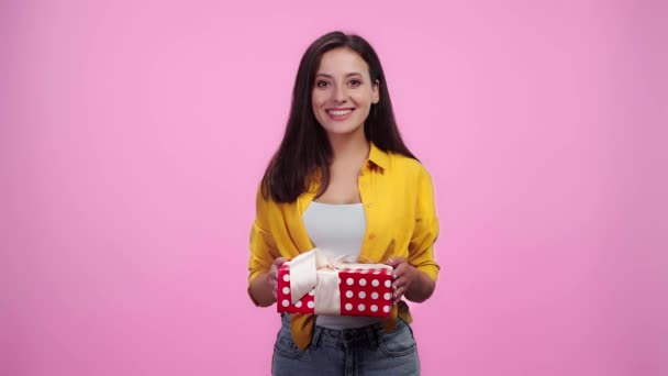 Rallentatore Bella Ragazza Agitazione Regalo Sorridente Guardando Fotocamera Isolata Rosa — Video Stock