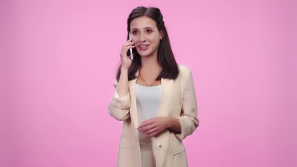 Menina Bonita Falando Smartphone Rindo Gesticulando Isolado Rosa — Vídeo de Stock