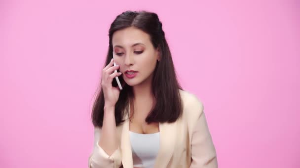 Menina Agressiva Desgaste Formal Falando Smartphone Isolado Rosa — Vídeo de Stock