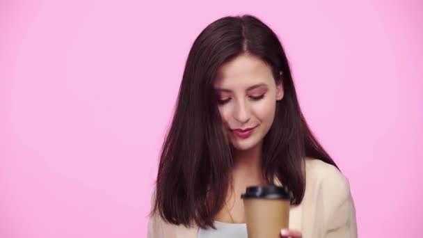 Mooi Glimlachend Meisje Formele Slijtage Drinken Koffie Gaan Geïsoleerd Roze — Stockvideo