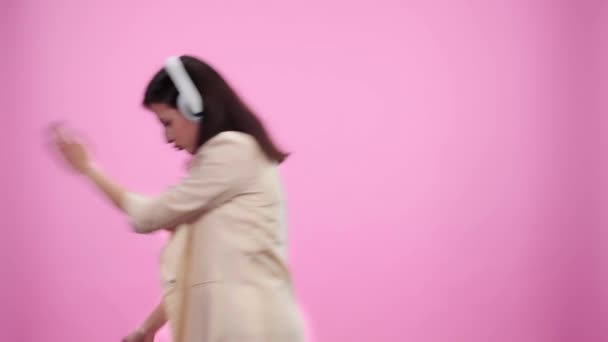 Hermosa Chica Auriculares Escuchando Música Gestos Bailando Rosa — Vídeo de stock