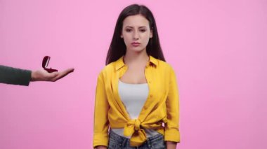 heyecanlı kız adam düğün yüzük ile teklif bakıyor, tezahürat ve pembe Izole bağırıyor