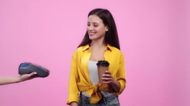 kadın tutan ödeme terminali iken mutlu kız kredi kartı ile ödeme ve sonra kahve içme pembe Izole gitmek