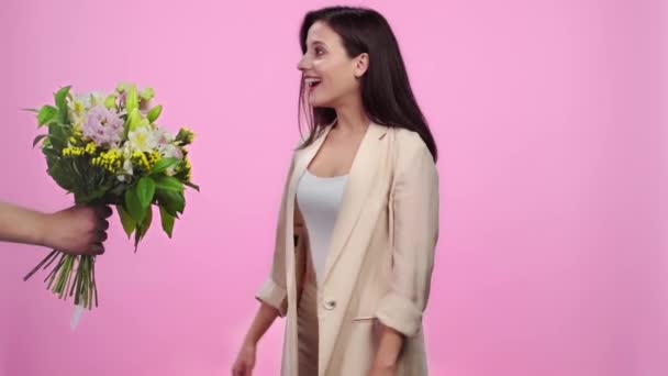 Man Ger Bukett Till Upphetsad Flicka Flicka Sniffa Blommor Och — Stockvideo