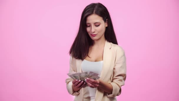 Mooi Meisje Tellen Geld Glimlachend Kijken Naar Camera Geïsoleerd Roze — Stockvideo
