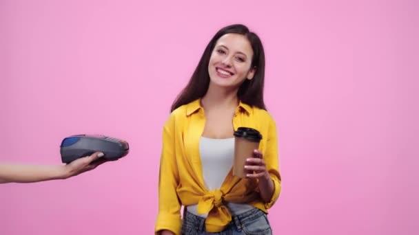 Mulher Segurando Terminal Pagamento Enquanto Menina Feliz Com Café Para — Vídeo de Stock