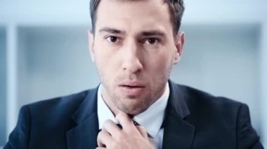 Kamera bakarken şok işadamı dokunmadan kravat yavaş hareket