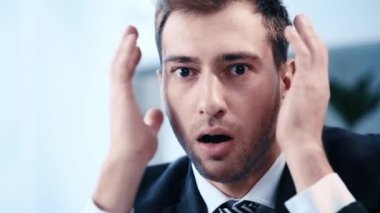 Kamera bakarken şok işadamı baş yakın ellerini tutarak yavaş hareket