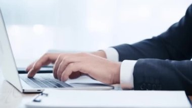 ofiste işyerinde otururken dizüstü bilgisayar kullanarak uygun işadamı kısmi görünümü