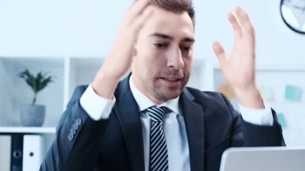 Homem Negócios Insatisfeito Cobrindo Cabeça Com Mãos Enquanto Sentado Local — Vídeo de Stock