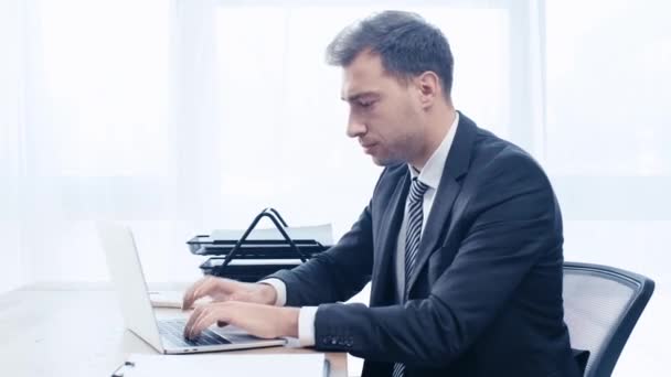 Seriöser Geschäftsmann Tippt Laptop Während Arbeitsplatz Büro Sitzt — Stockvideo