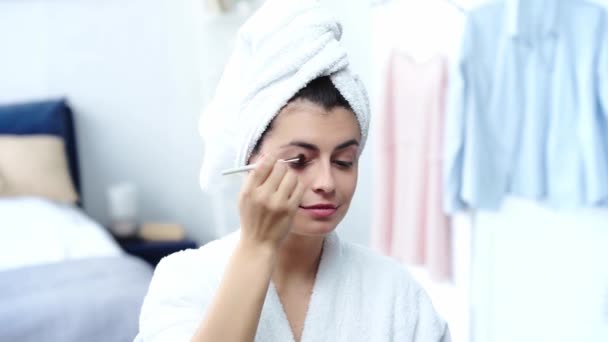 Mujer Albornoz Aplicando Sombra Ojos Con Cepillo Cosmético — Vídeo de stock