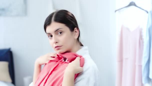 Zdenerwowany Brunetka Kobieta Próbuje Różowy Blazer Sypialni — Wideo stockowe