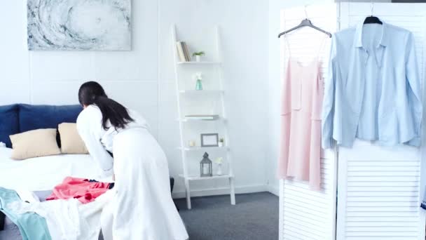 Yatak Odasında Farklı Giysiler Üzerinde Çalışırken Bornoz Hoşnutsuz Kadın — Stok video
