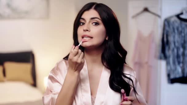 Femme Brune Appliquant Brillant Lèvres Maquillage Soir — Video