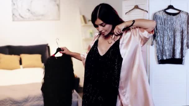 着用するエレガントなドレスを選択サタンローブのブルネットの女性 — ストック動画