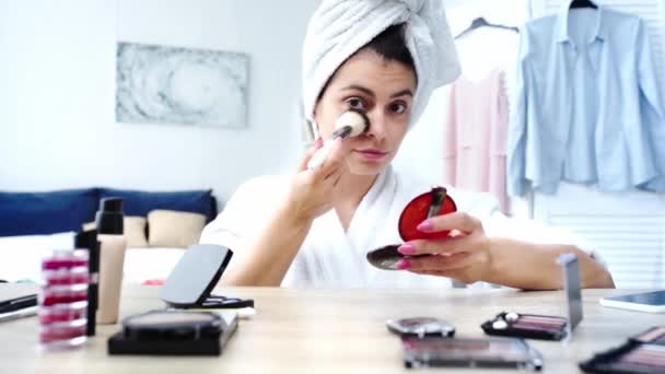 Selektivní Zaměření Ženy Použití Prášku Kosmetickým Kartáčem Ráno — Stock video