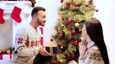 neşeli adam mevcut alan seçici odak