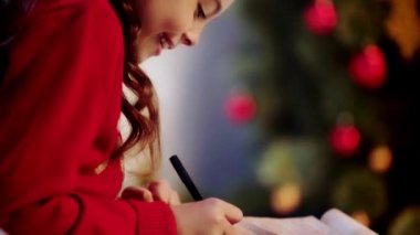 neşeli çocuk santa mektup yazma 