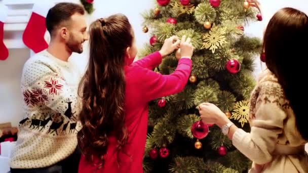 Gelukkig Familie Versieren Kerstboom — Stockvideo